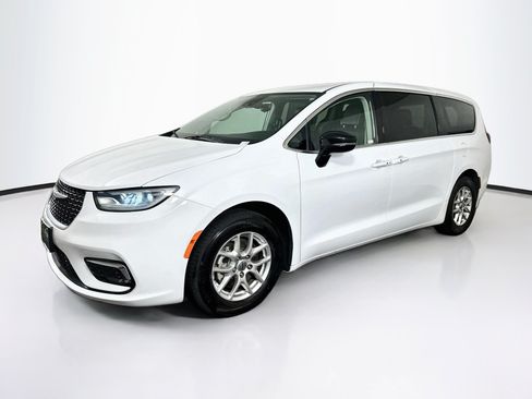 Used 2024 Chrysler Pacifica Touring-L FWD image 3