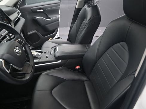 Used 2022 Toyota Highlander XLE image 11