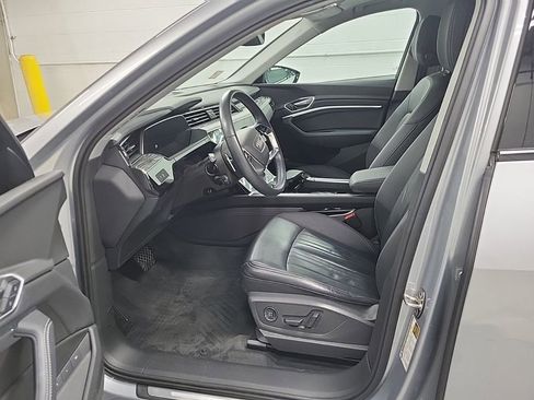 Used 2022 Audi e-tron Premium w/ Convenience Plus Package image 3