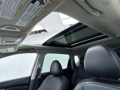 Used 2017 Nissan Rogue SL w/ SL Premium Package image 39