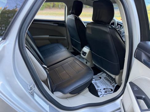 Used 2019 Ford Fusion SE image 15