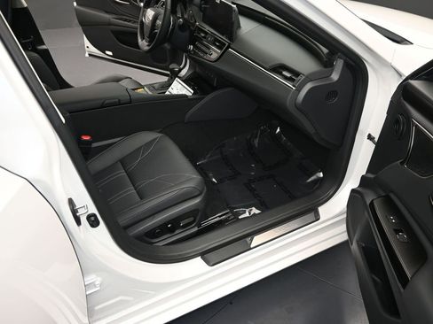 New 2025 Lexus ES 350 Ultra Luxury image 14