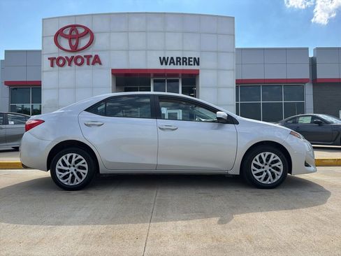 Used 2017 Toyota Corolla LE FWD image 3