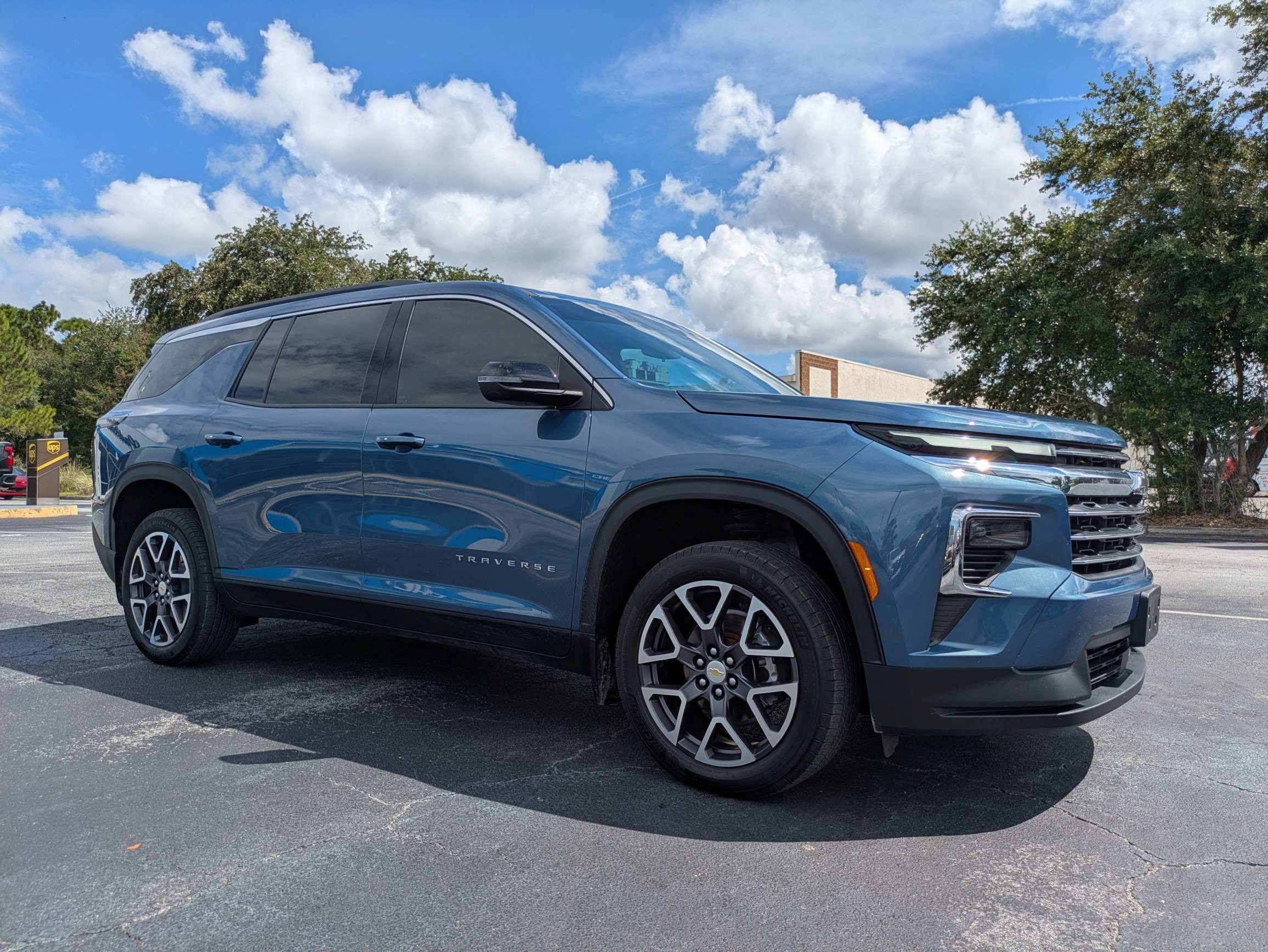 Used 2025 Chevrolet Traverse LT FWD image 3