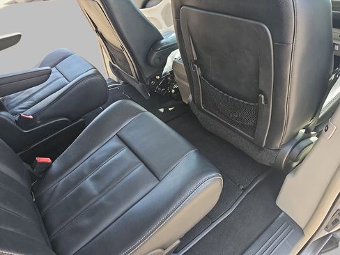 Used 2015 Chrysler Town & Country Touring FWD image 14