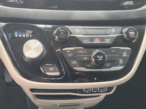 Used 2022 Chrysler Voyager LX FWD image 20