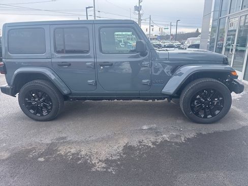 Used 2025 Jeep Wrangler Unlimited Sahara w/ Safety Group image 16