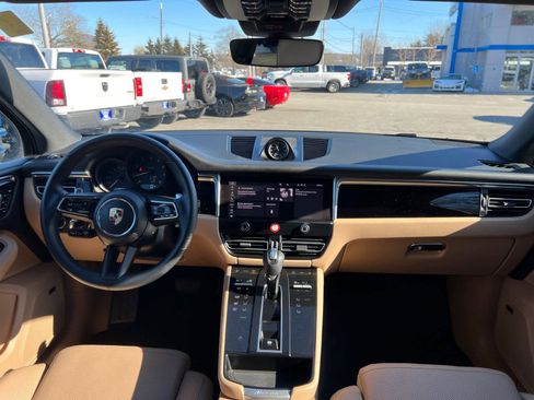 Used 2025 Porsche Macan image 37