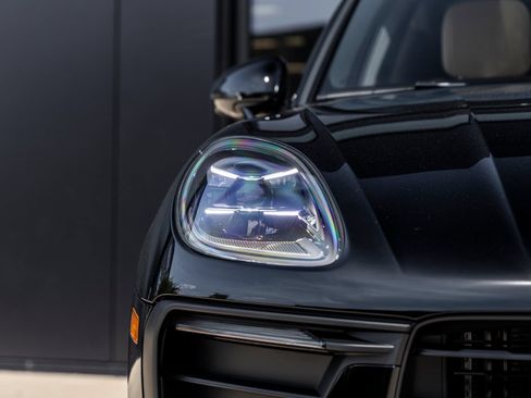 New 2026 Porsche Macan AWD/4WD image 18