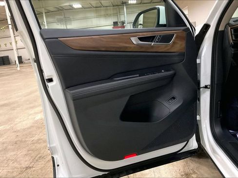 Used 2025 Volkswagen Atlas SE AWD/4WD image 21