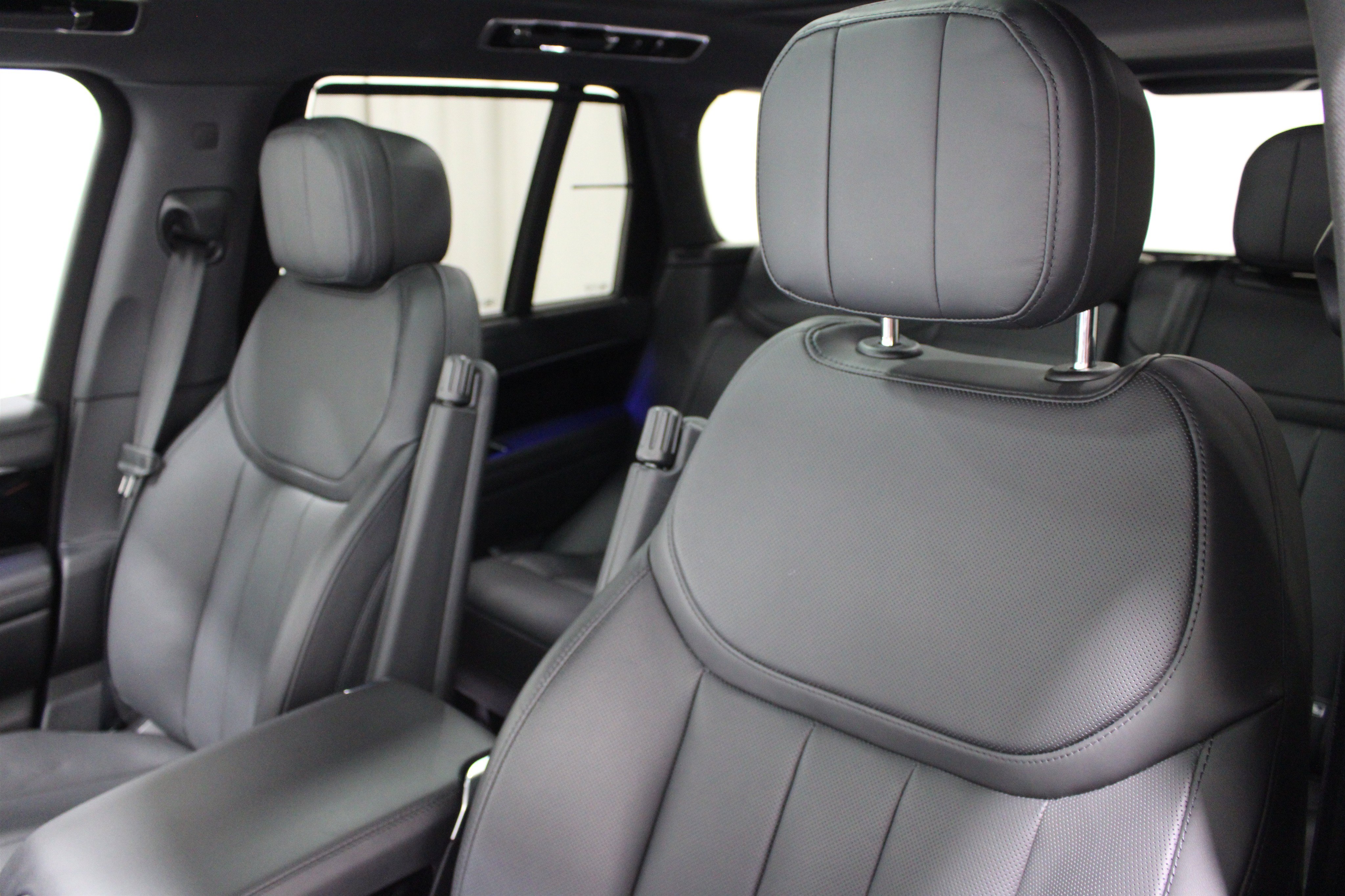 Used 2024 Land Rover Range Rover SE AWD/4WD image 4