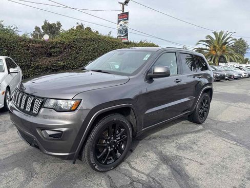 Used 2019 Jeep Grand Cherokee Altitude image 3