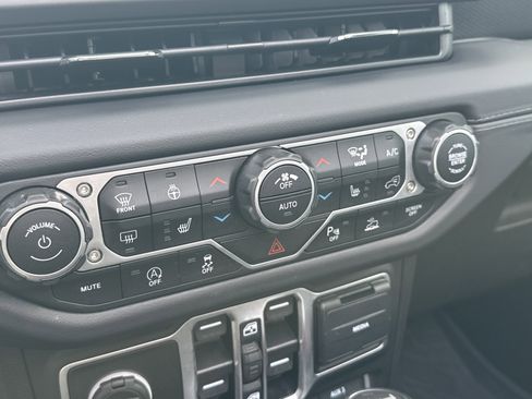 Used 2025 Jeep Wrangler Unlimited Rubicon w/ Technology Group image 36