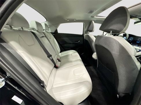 Used 2023 Hyundai Elantra Limited image 28