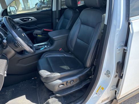 Used 2021 Chevrolet Traverse LT image 12