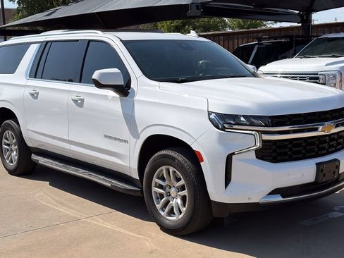 Used 2024 Chevrolet Suburban LS RWD image 3