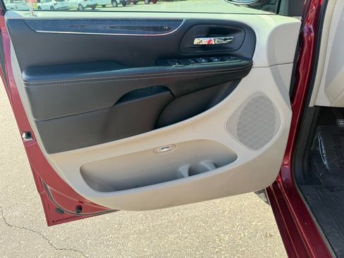 Used 2015 Chrysler Town & Country Touring FWD image 11