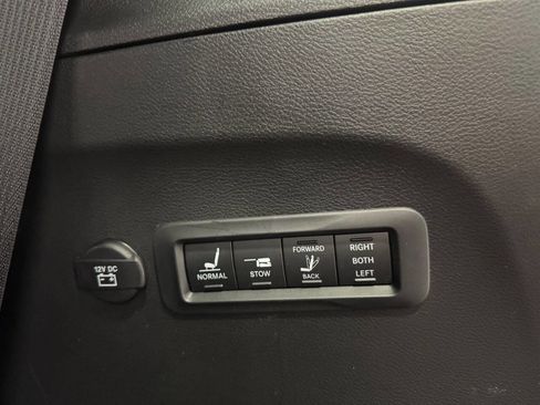 Used 2023 Chrysler Pacifica Limited w/ Uconnect Theater Family Group image 23