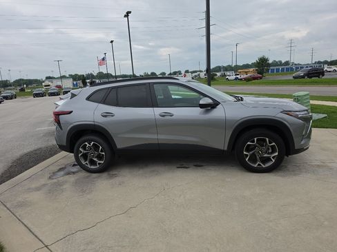 Used 2025 Chevrolet Trax LT FWD image 4