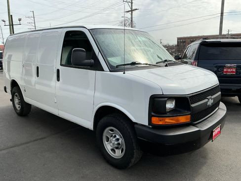 Used 2016 Chevrolet Express 2500 image 3