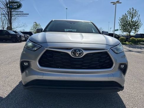 Used 2023 Toyota Highlander LE FWD image 2