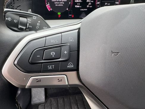 Used 2025 Volkswagen Tiguan SE FWD image 16