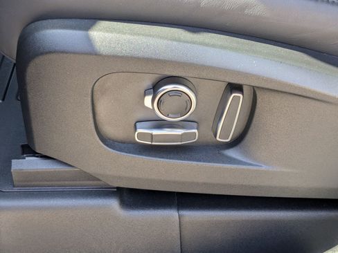 Used 2024 Land Rover Defender 130 X-Dynamic SE image 16