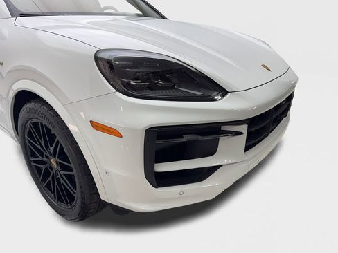 Used 2024 Porsche Cayenne Coupe image 17