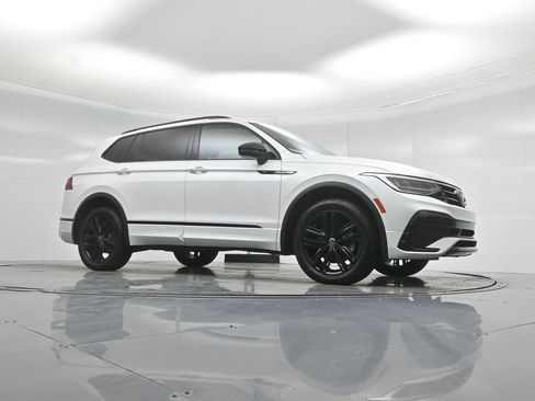 Used 2022 Volkswagen Tiguan SE R-Line image 3