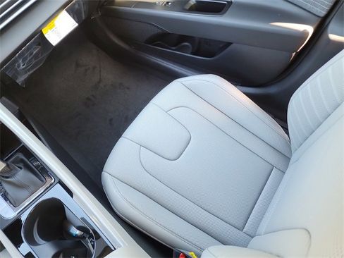 New 2025 Hyundai Elantra Limited image 12