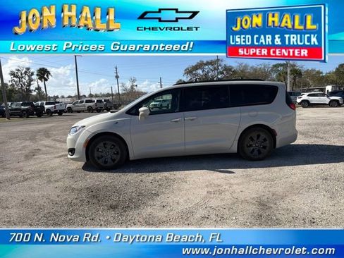 Used 2020 Chrysler Pacifica Touring-L w/ S Appearance Package image 3