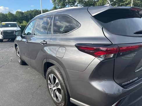 Used 2024 Toyota Highlander XLE FWD image 9