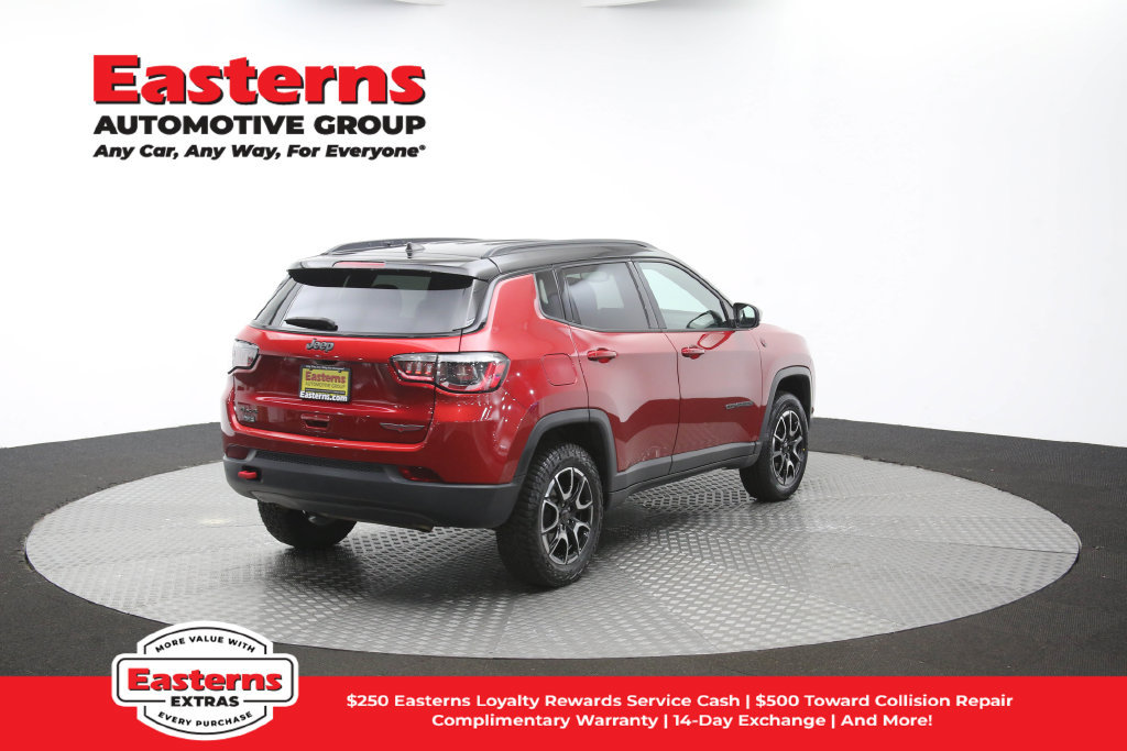 Used 2025 Jeep Compass Trailhawk AWD/4WD image 42