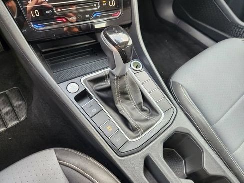 Used 2025 Volkswagen Jetta SE FWD image 19