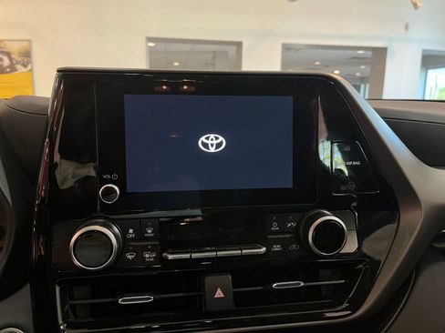 Used 2025 Toyota Highlander LE FWD image 20