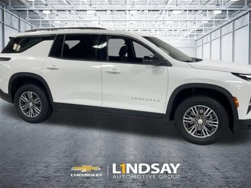 Used 2025 Chevrolet Traverse LT AWD/4WD image 3