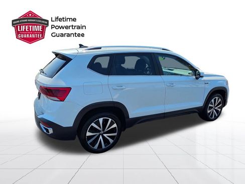 Used 2024 Volkswagen Taos SE w/ Panoramic Sunroof Package FWD image 7