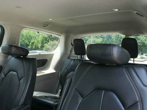 Used 2018 Chrysler Pacifica Touring-L Plus w/ Tire & Wheel Group FWD image 34