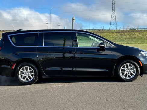 Used 2024 Chrysler Pacifica Touring-L image 2