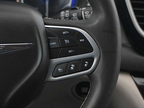Used 2024 Chrysler Pacifica Touring-L FWD image 18