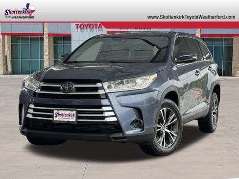 Used 2019 Toyota Highlander LE FWD image 1