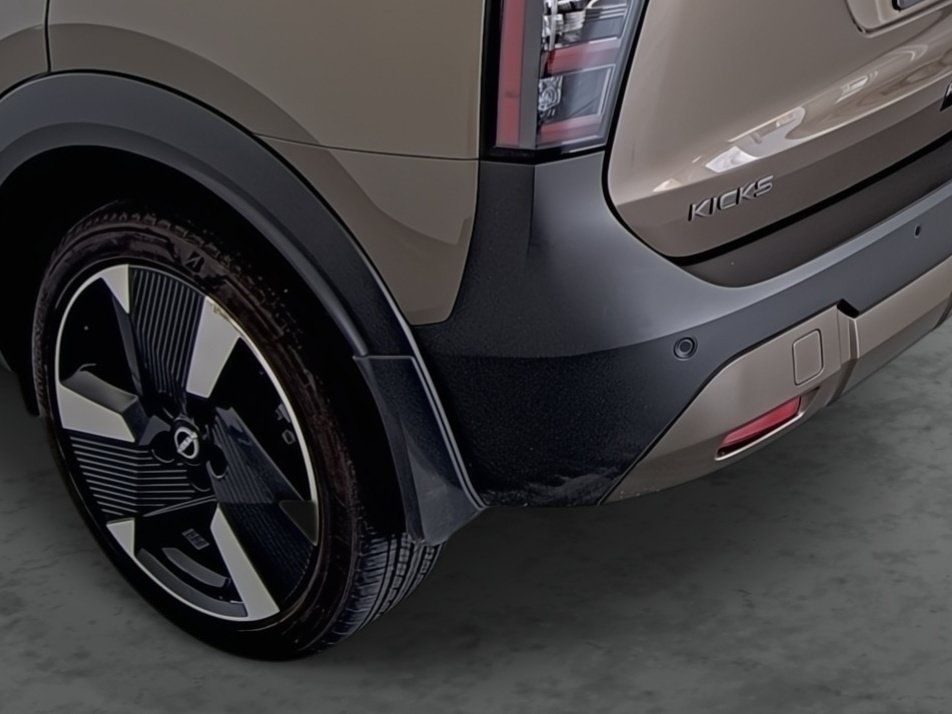 Used 2025 Nissan Kicks SR w/ SR Premium Package FWD image 9