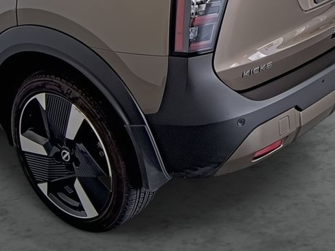 Used 2025 Nissan Kicks SR w/ SR Premium Package FWD image 9