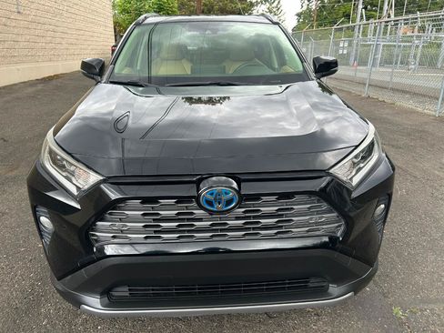 Used 2019 Toyota RAV4 Limited AWD/4WD image 2