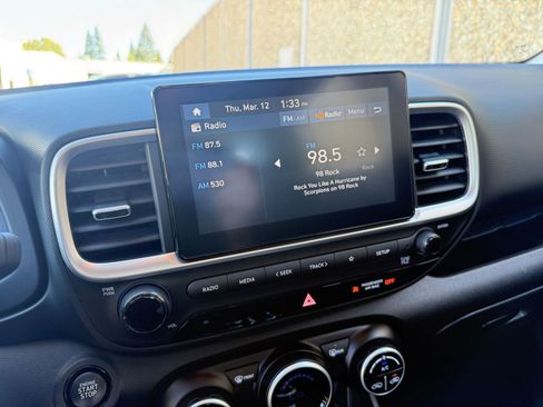 Used 2025 Hyundai Venue SEL image 20