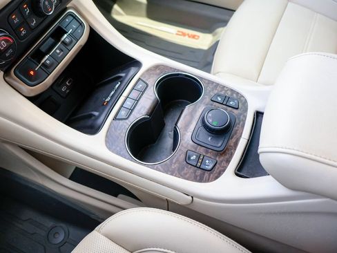 Used 2021 GMC Acadia Denali w/ Denali Technology Package FWD image 19