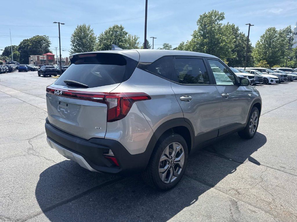 Used 2024 Kia Seltos LX AWD/4WD image 8