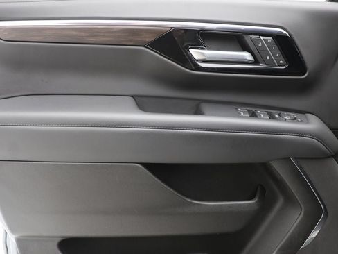 Used 2025 Chevrolet Suburban Z71 AWD/4WD image 15