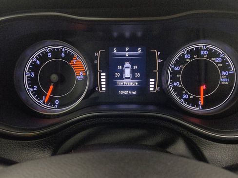 Used 2019 Jeep Cherokee Latitude Plus w/ Comfort/Convenience Group FWD image 23