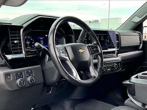 Used 2022 Chevrolet Silverado 1500 LT AWD/4WD image 8
